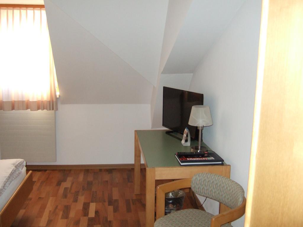 Gasthaus Zur Sonne Aesch  Bagian luar foto